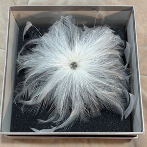 ✨ David’s Bridal Ivory Feather Flower Hair Clip – New in Box ✨